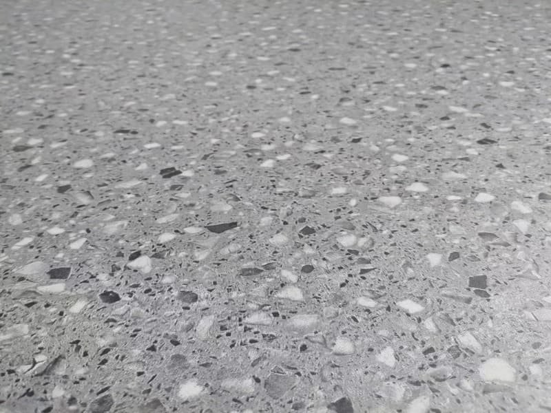Inspección de la reparación de un parche en un suelo de vinilo invisible
